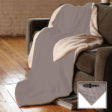https://doieur1arw9xr.cloudfront.net/optamark/images/opt/products_gallery_images/Oversized-Sherpa-Blanket4.jpg?v=9906