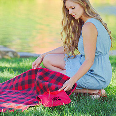 https://doieur1arw9xr.cloudfront.net/optamark/images/opt/products_gallery_images/Plaid-Barrel-Fleece-Picnic-Blanket1.jpg?v=9906