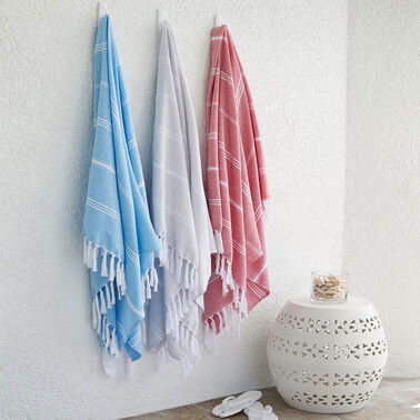 https://doieur1arw9xr.cloudfront.net/optamark/images/opt/products_gallery_images/_Peshtemal-Beach-Towel4.jpg?v=1503